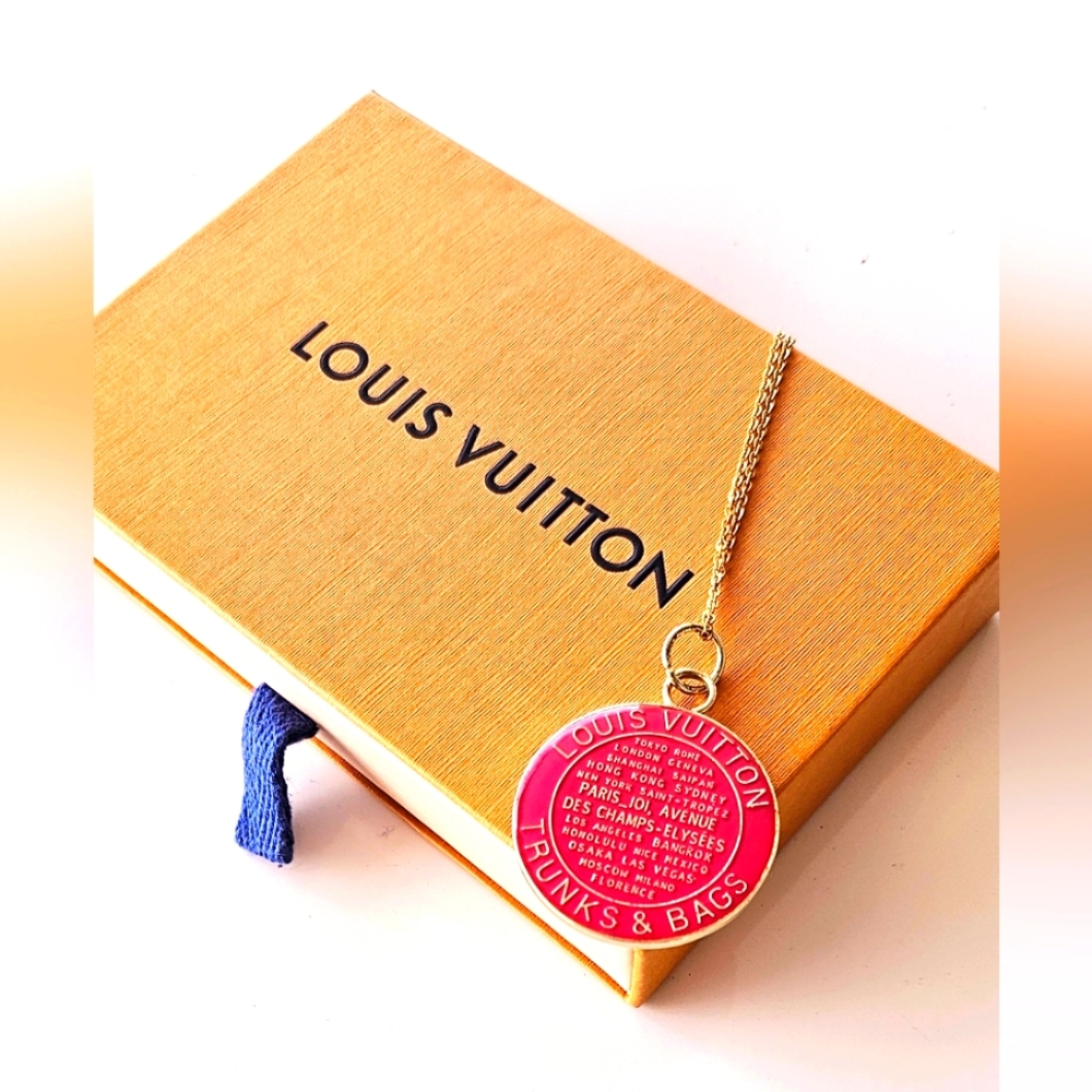 💖 Authentic Louis Vuitton Hot Pink Trunks and Bags Pendant